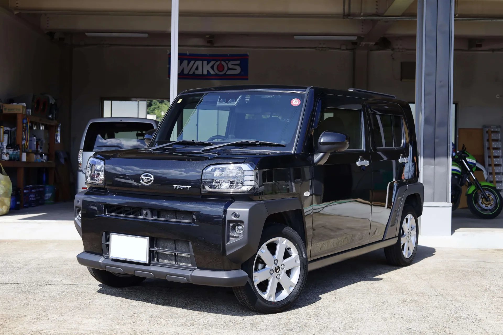 店舗前に展示された黒い自動車