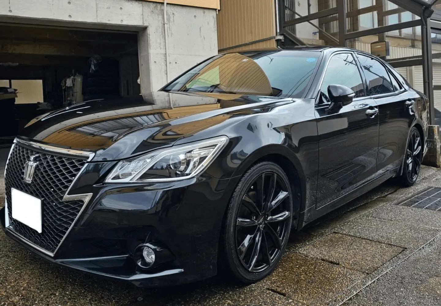 光沢のある黒い自動車のボディ